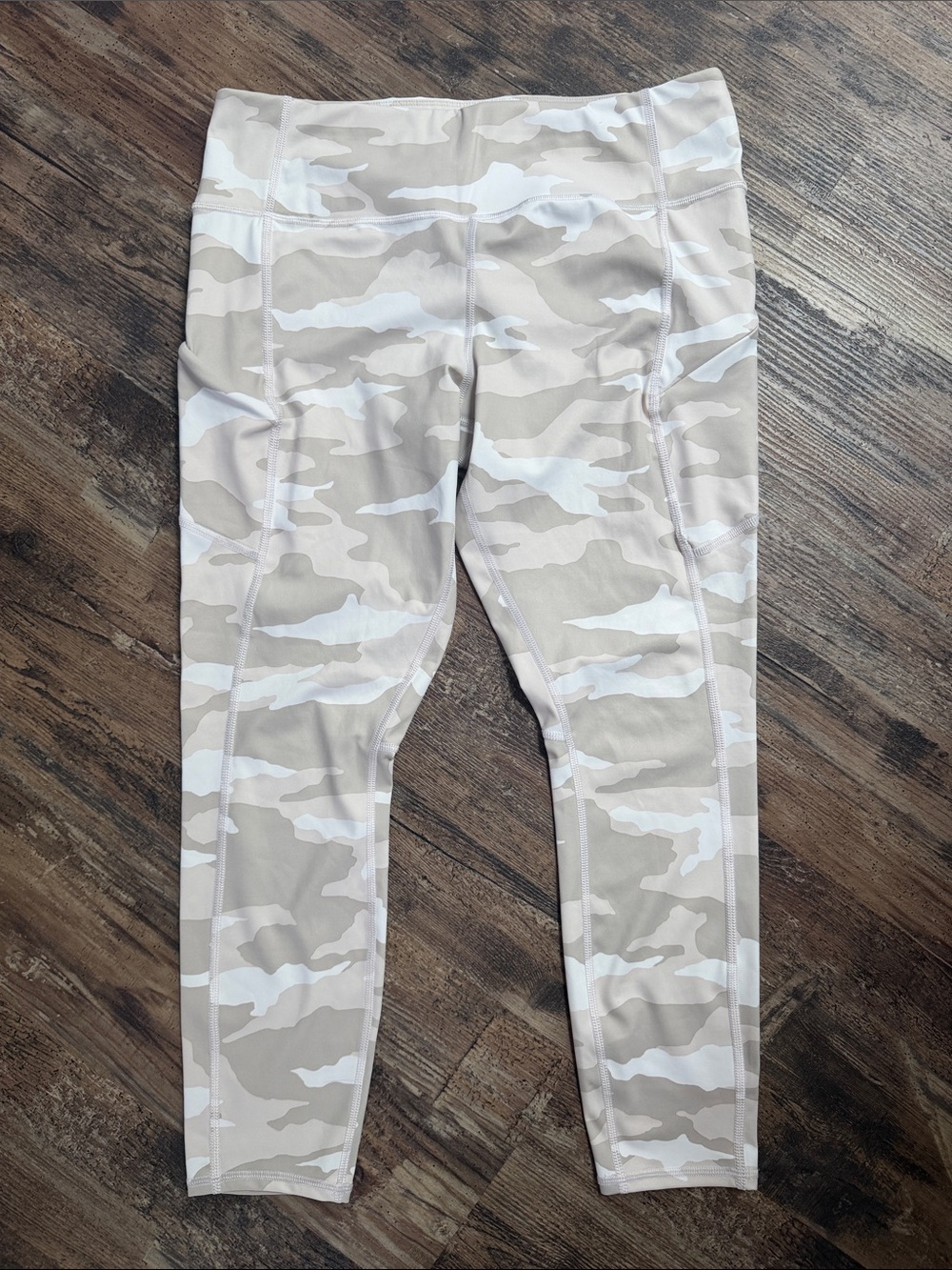 Athleta Contender 7/8 Tight in Powerlift Camo Size Large